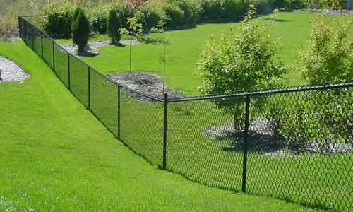 The weaving and raw materials of the chain link fence