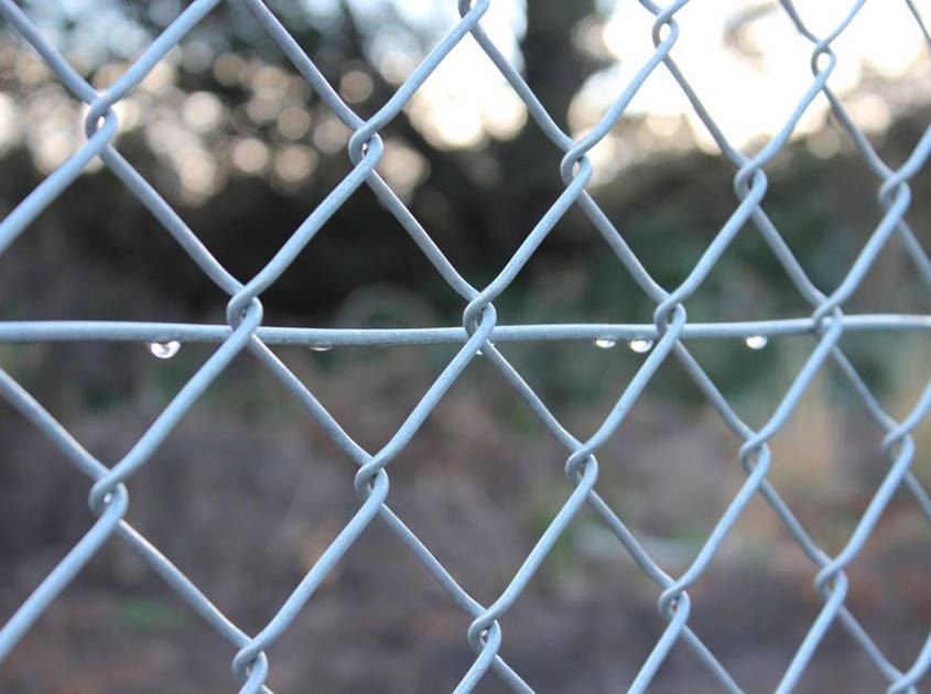 Chain link fence manufacturers introduce chain link fence process