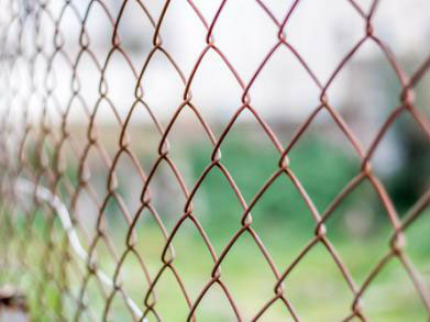 How to treat rust of chain link fence