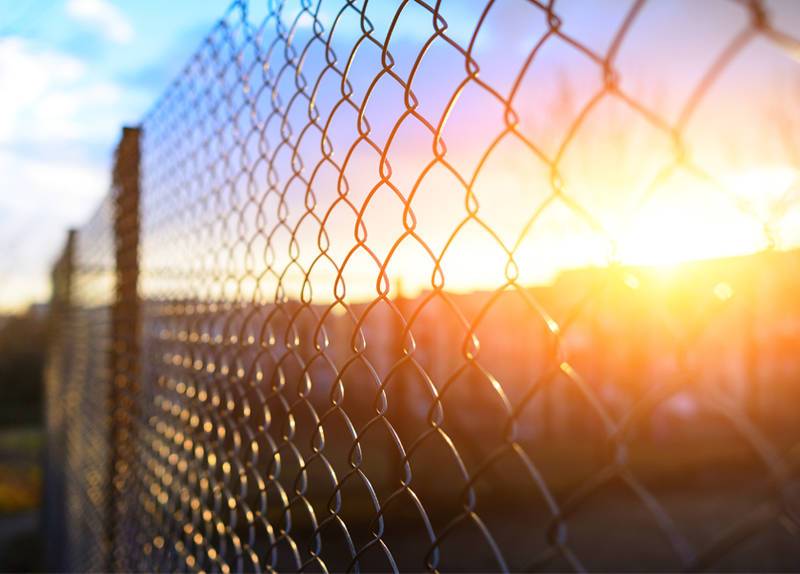 How to connect the chain link fence installation